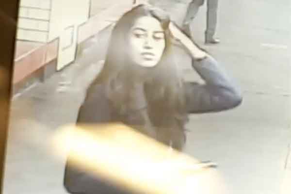 Girl In The Paris Metro - video by zach surp